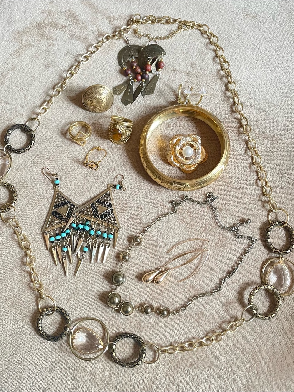 Lot of gold tone fashion jewelry and cat pouch . - Picture 3 of 16